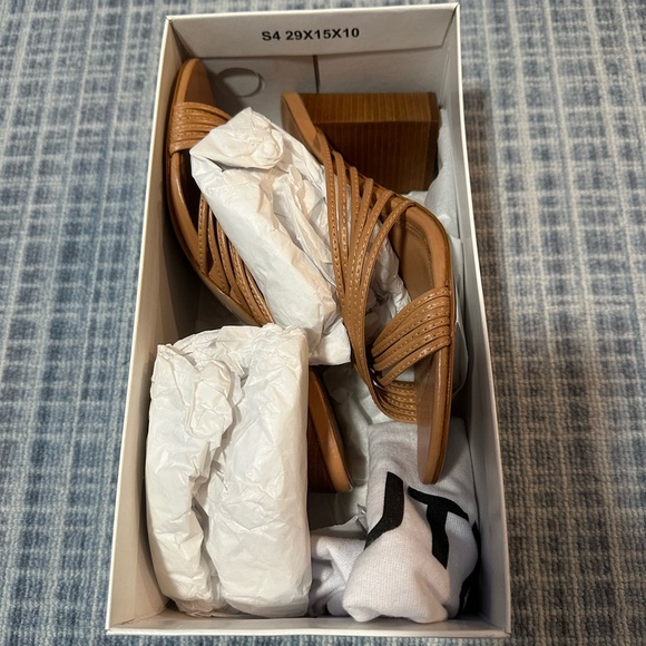 NIB Schutz Evangeline Sandals in Honey Peach Sz 8.5 - Picture 4 of 6